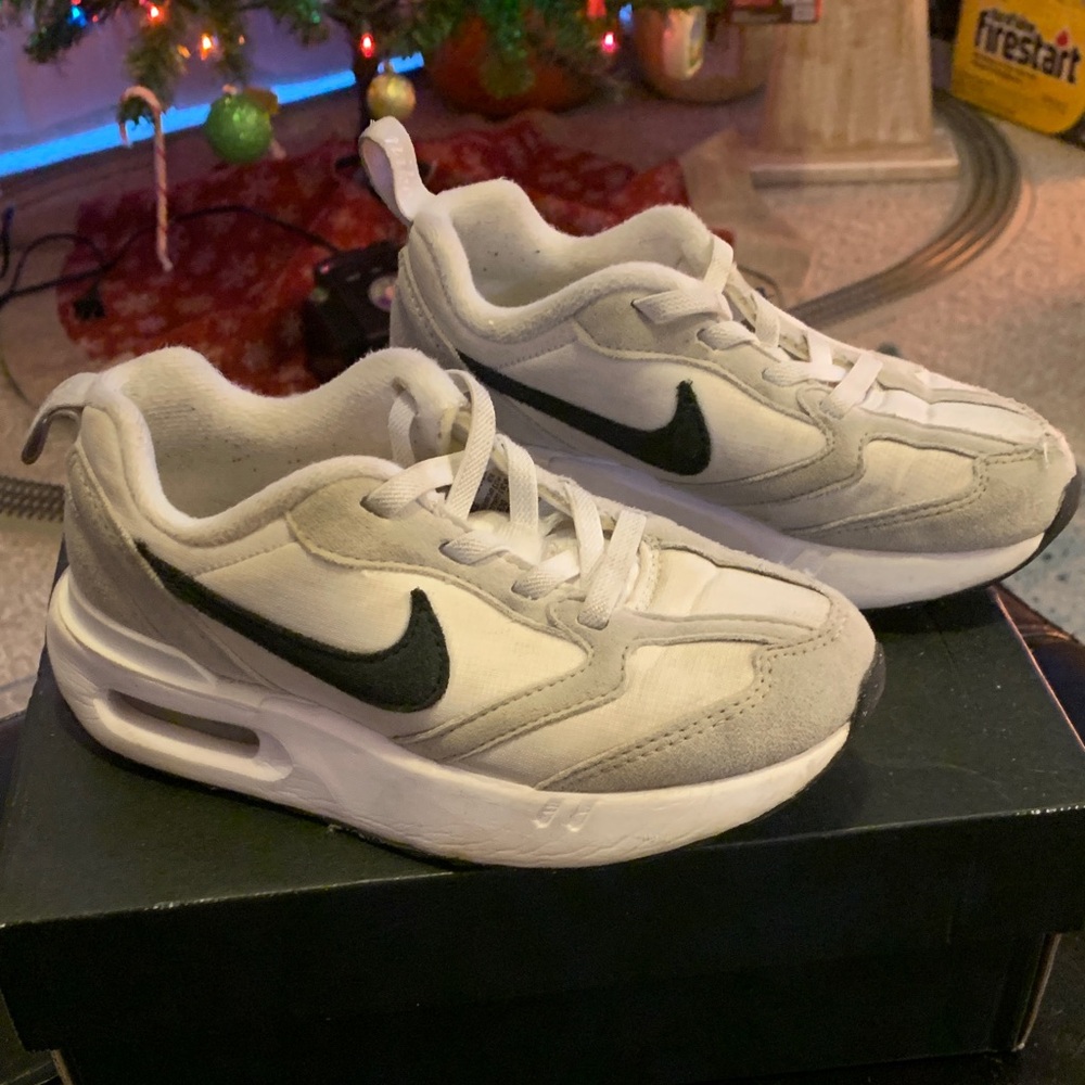 Nike air max Dawn Kids' White and Gray Sneakers 11.5c